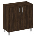 Офисный шкаф низкий, широкий, глухие двери с замком